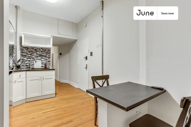 Photo - 531 W 48th St