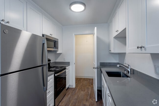 1BR, 1BA - Kitchen - Park Square Apartments