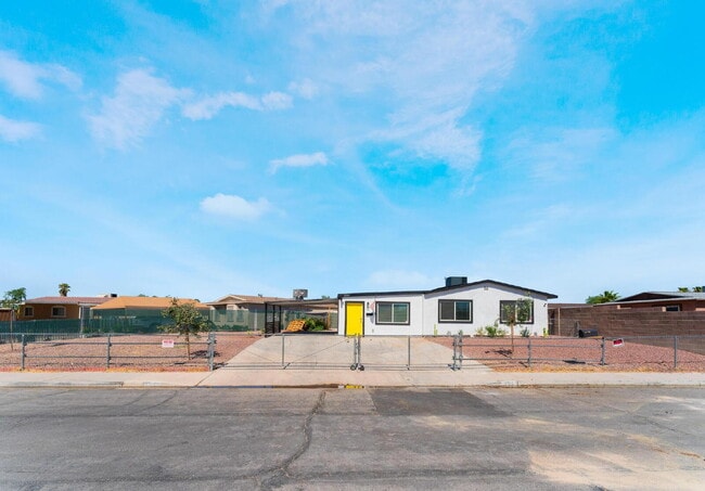 Building Photo - 2 Bedroom 1 bath Single Story Home on Large Lot with Solar and Water Purification