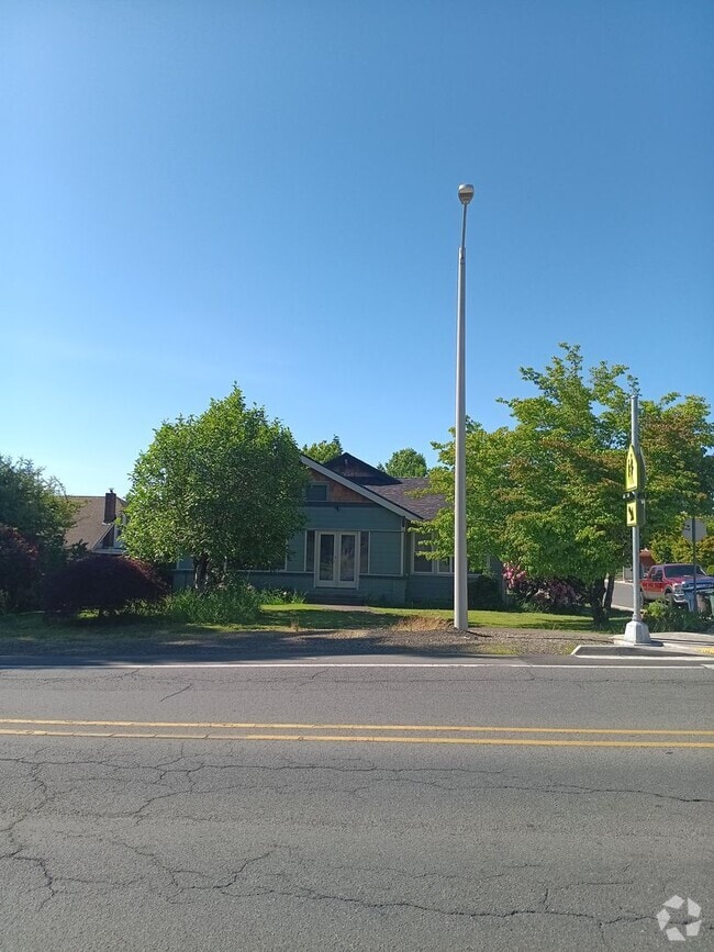 Building Photo - Available July 1st:  Young Professional Mo... Rental