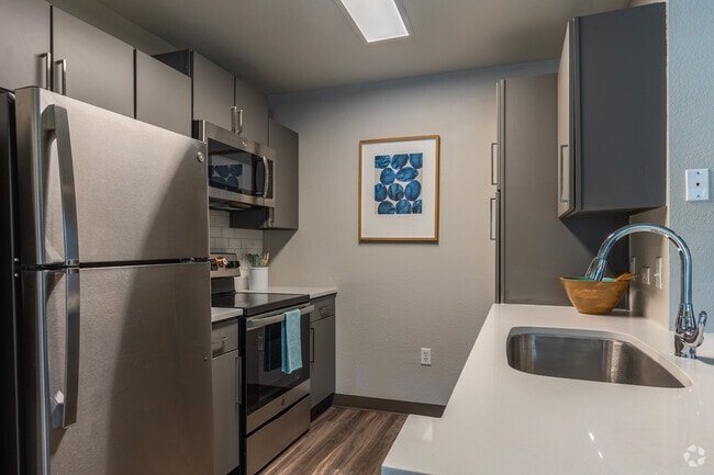 2BR, 2BA - 910SF