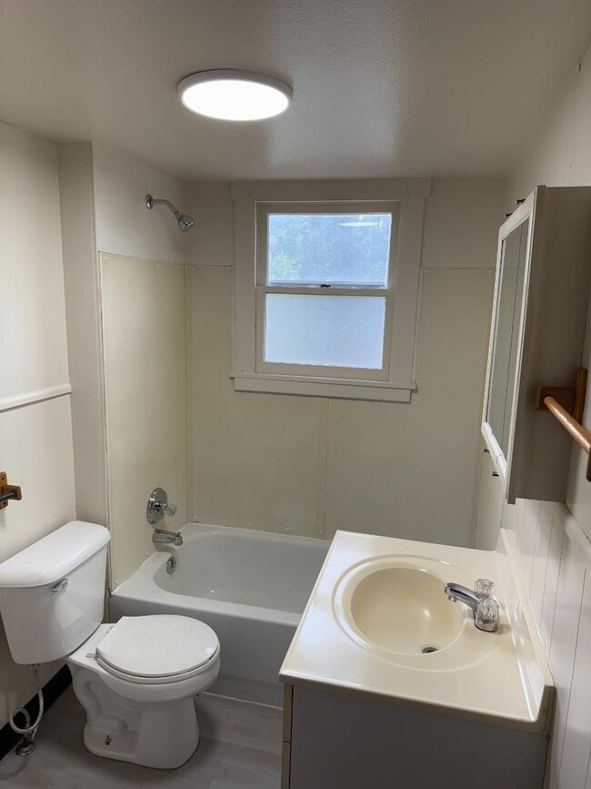 Photo - 945 Coffman St