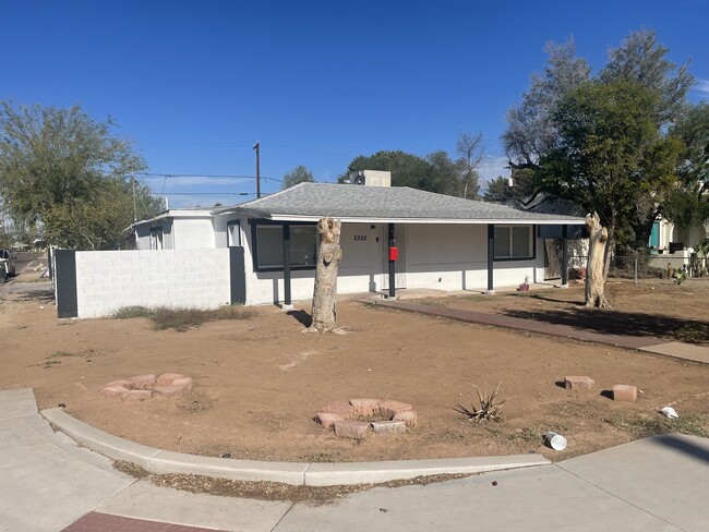 Front of Home - 2302 E Yale St Casa