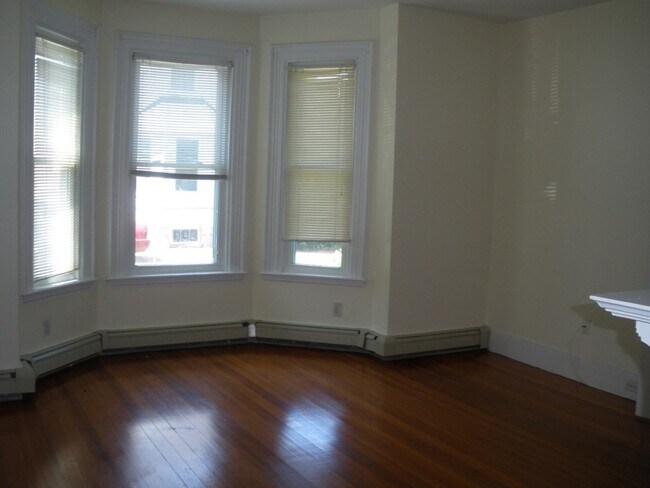 Building Photo - 518 Watertown St Unit 1