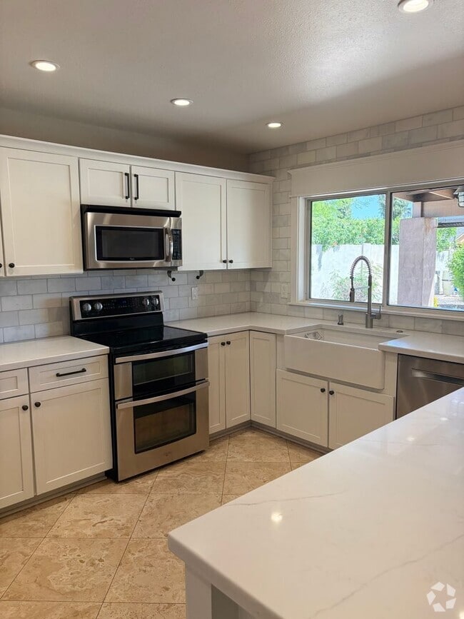 Building Photo - **STUNNING 3 BEDROOM/2 BATHROOM FULLY RENO... Rental