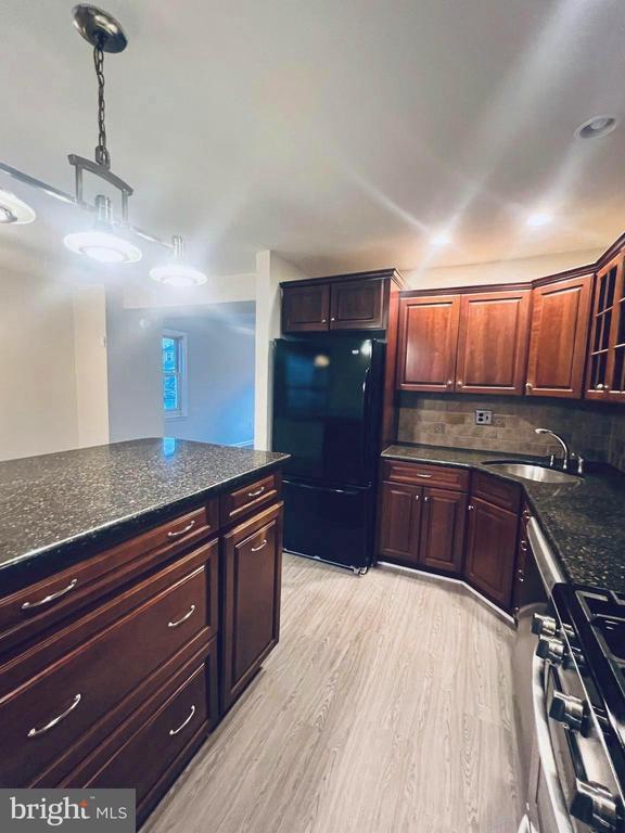 Photo - 747 Seawall Rd