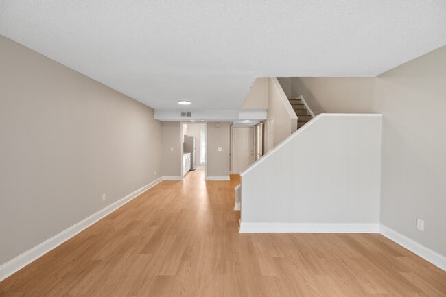 Colonial Pointe Apartments
