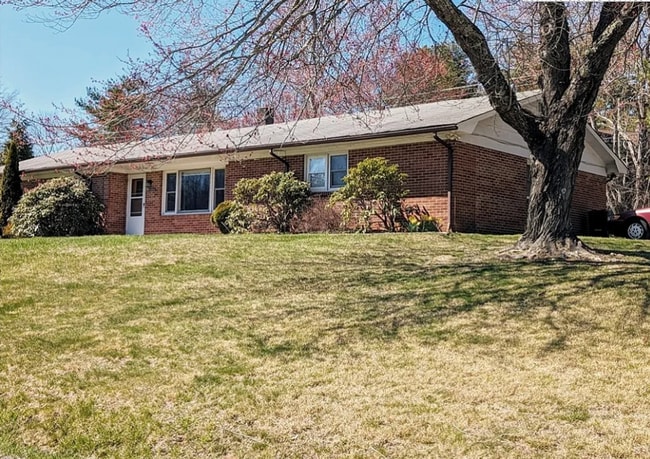 Building Photo - 4 Bedroom Ranch- Close to Town!