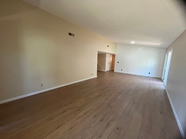 Photo - Cowell 4808-4810 Unit 4808