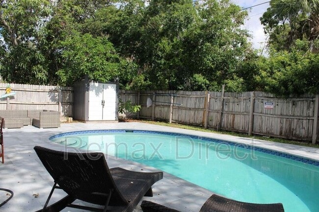 Photo - 323 W Palm St