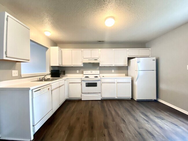 Photo - Well Maintained 2 Bedroom Townhome!