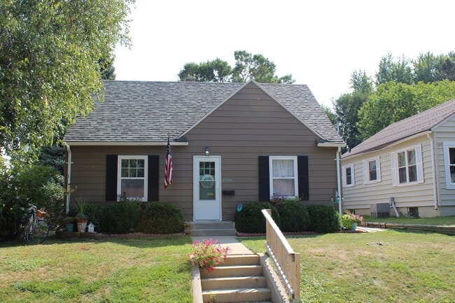 Building Photo - Must see home! Unit 1706 S 9th Ave