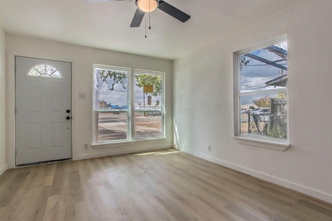 Photo - 415 W Hutchins Pl