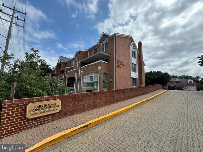 Building Photo - 6924 Fairfax Dr Unit 330 Rental