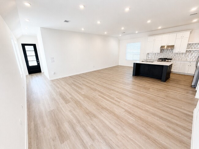 Photo - 15520 Maple