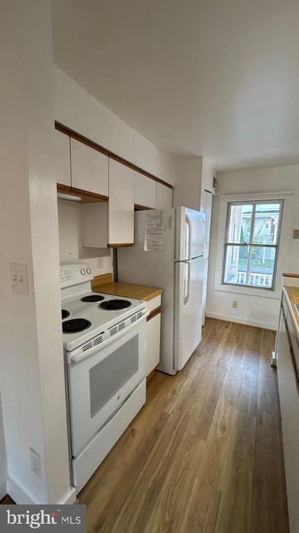 Photo - 8486 Main St