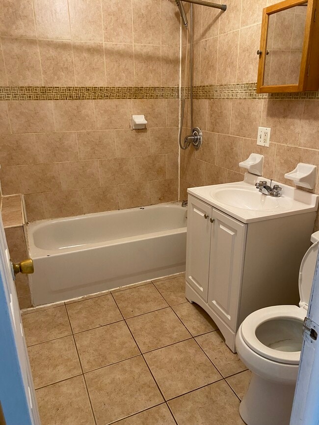 Building Photo - 806 E 216th St Unit 3 Rental