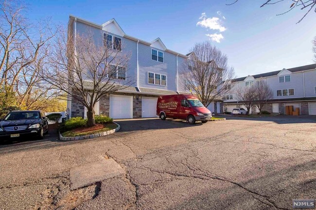 Building Photo - 124 Home Pl Unit 2