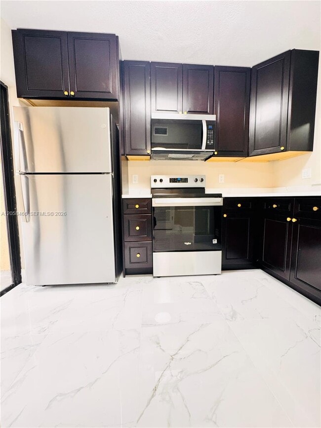 Building Photo - 3939 NE 5th Ave Unit C106