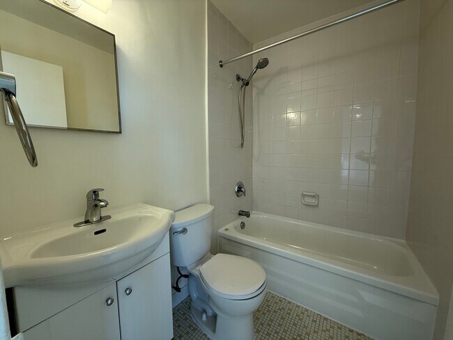 Photo - 283 Gilmour Av