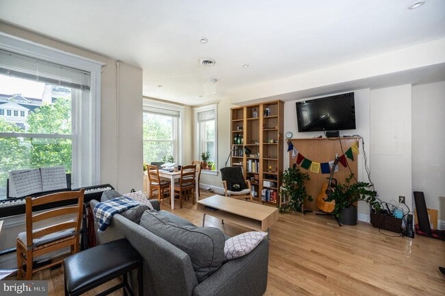 Photo - 2470 Ontario Rd NW