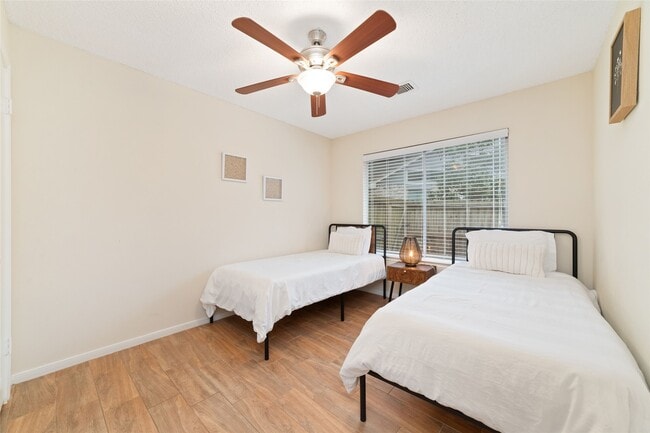 Building Photo - 36 N Rain Forest Ct