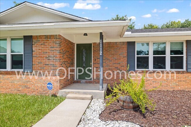 Fully Renovated 3BD/2BA Home with Dual Gar... - Fully Renovated 3BD/2BA Home with Dual Gar...