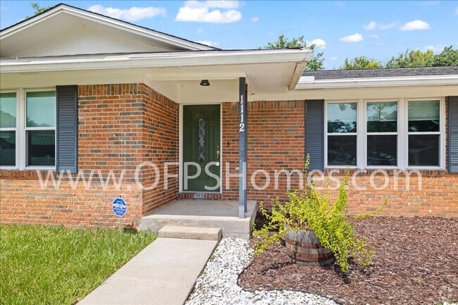 Building Photo - Fully Renovated 3BD/2BA Home with Dual Gar...