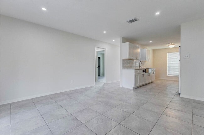 Photo - 7622 Williams St