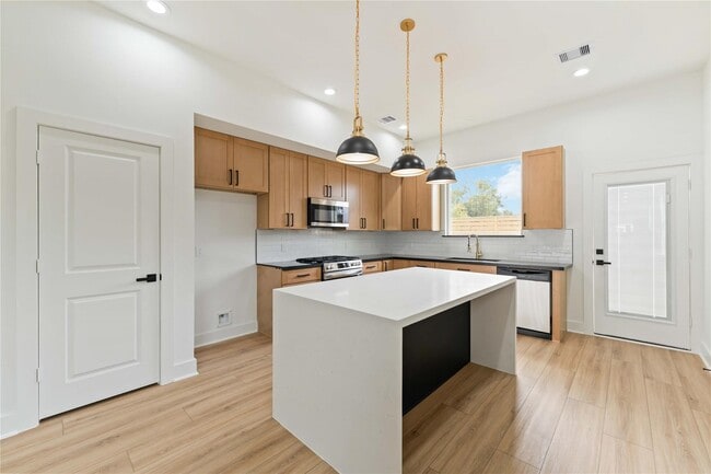 Building Photo - 8048 Sunbury St