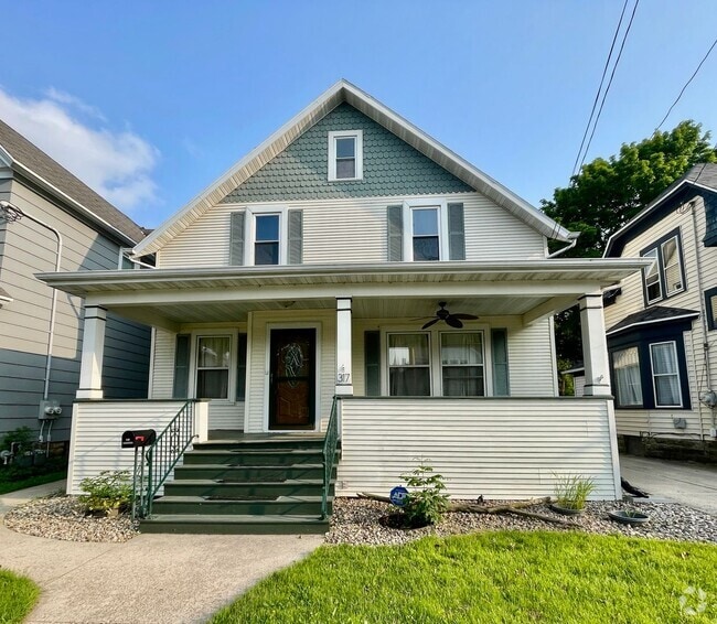 Building Photo - Charming 4 Bedroom Home