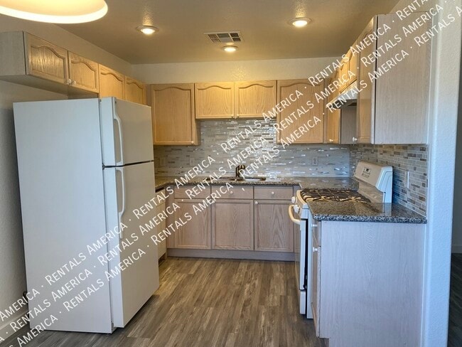 Building Photo - 401 Amber Pine St