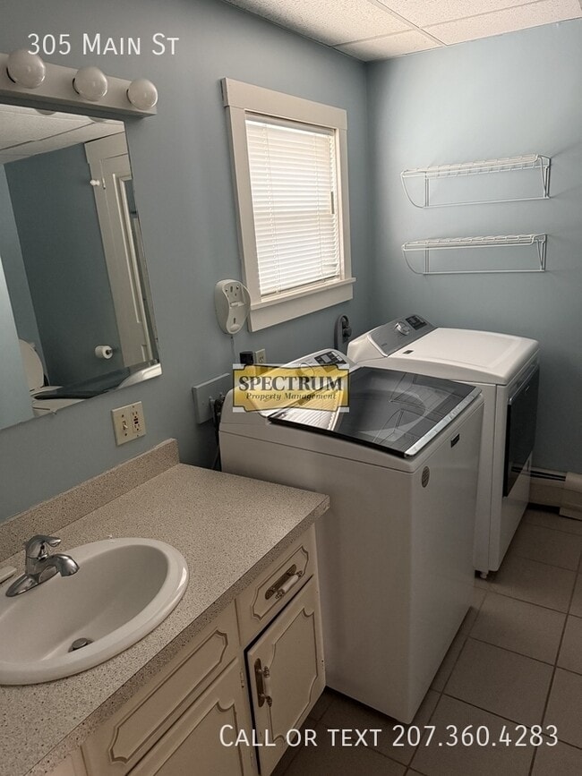 Photo - 305 Upper Main St