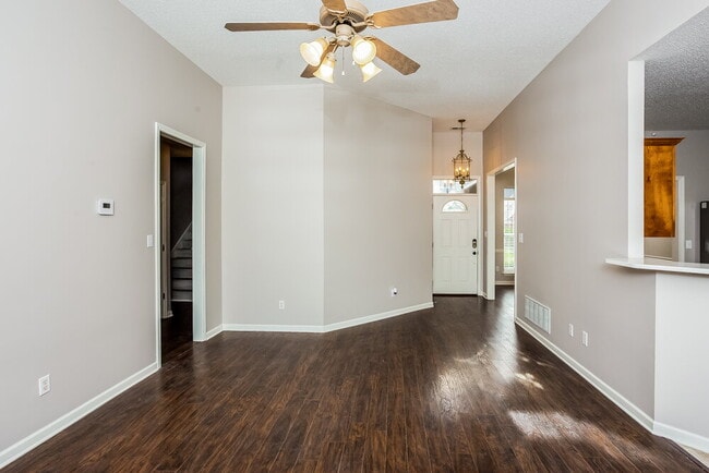 Photo - 610 Classic Dr N