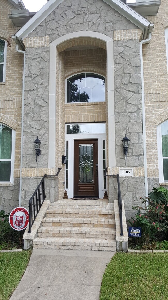 Photo - 5105 Maple St