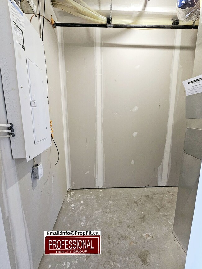 Photo - 15914-15996 96 Ave NW