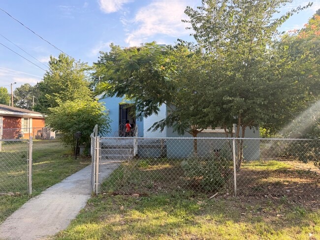 Photo - 605 Dexter St