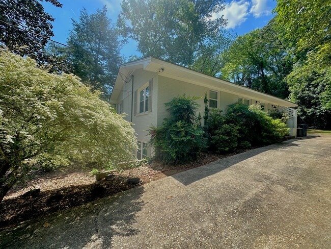 Photo - AVAILABLE NOW- Short distance to Downtown ...