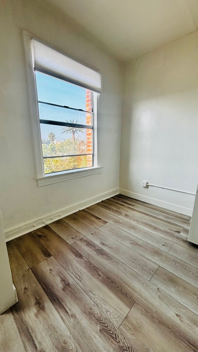 Photo - 4015 Melrose Ave