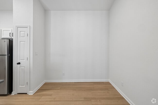 Dilworth W/Patio 1BR, 1BA - 829SF - Dining Area