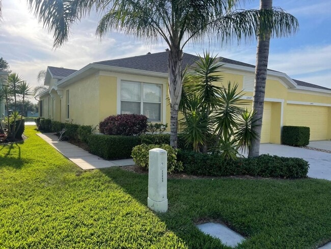 Building Photo - Fully Furnished Townhouse with Water View ...