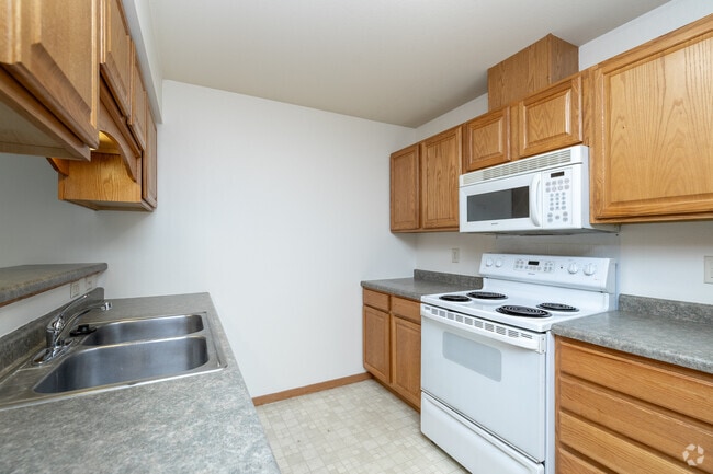 2BR, 1BA - 1,041SF - Kitchen - Gateway Place Apartments