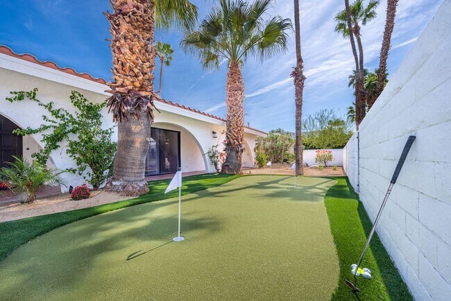 Luxury Mid-Century Retreat in the Heart of... - Luxury Mid-Century Retreat in the Heart of... House