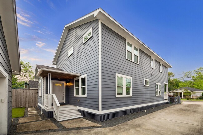 Photo - 1111 Adele St