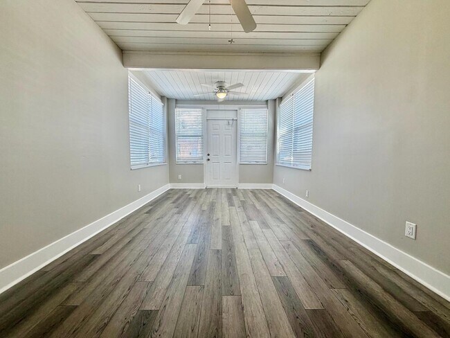 Photo - 103 4th St SE