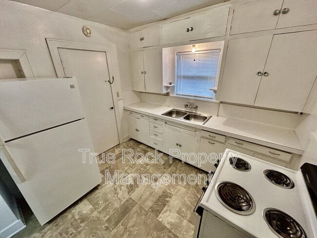 Photo - 1030 E 8th St