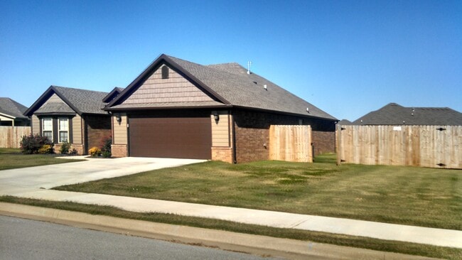 Building Photo - 451 Ravenna Dr