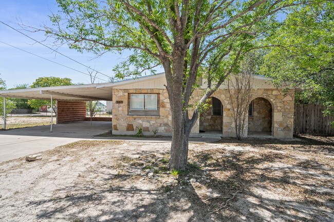 Building Photo - Vacant