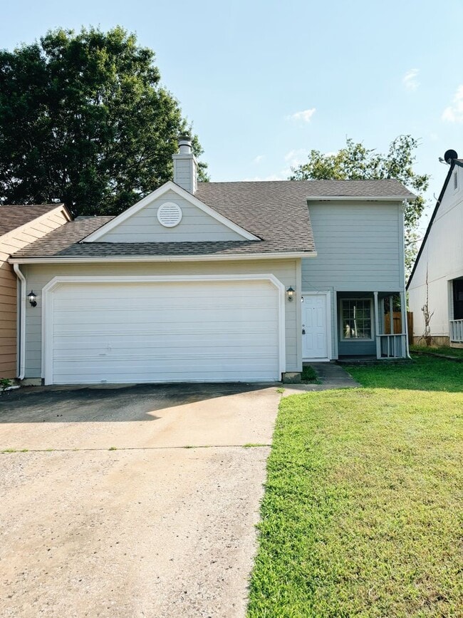 Building Photo - Spacious 1 Bedroom Duplex, 2 car garage Rental