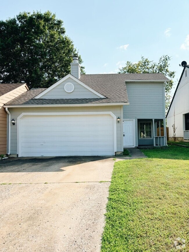 Building Photo - Spacious 1 Bedroom Duplex, 2 car garage Rental